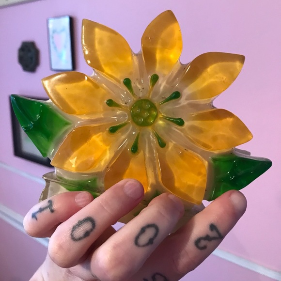 Vintage Yellow Flower Lucite Resin Napkin Holder Yellow Bright Green Mod Kitchen - Picture 2 of 4